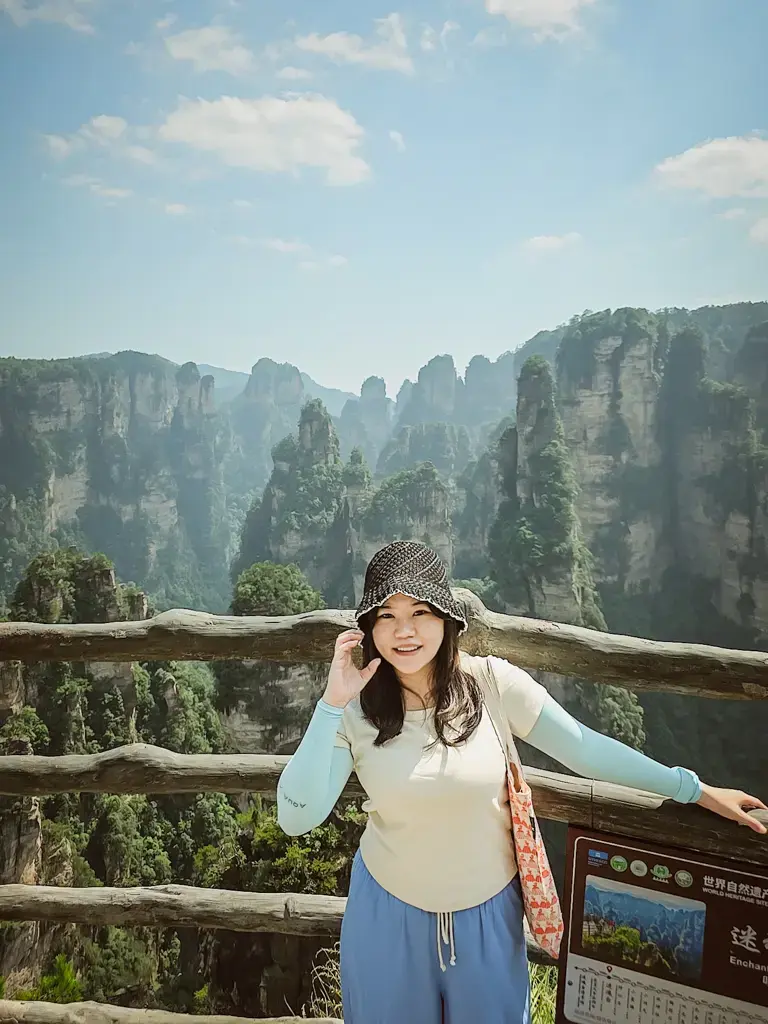 張家界袁家界迷魂台觀景平台留影,背景是層層交錯的砂岩石峰與峽谷