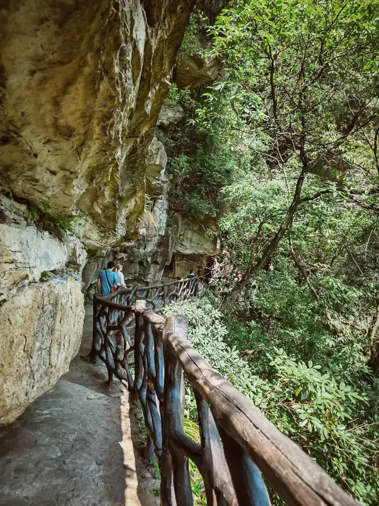 張家界楊家界前往天波府的岩壁步道,木製欄杆沿著山壁延伸
