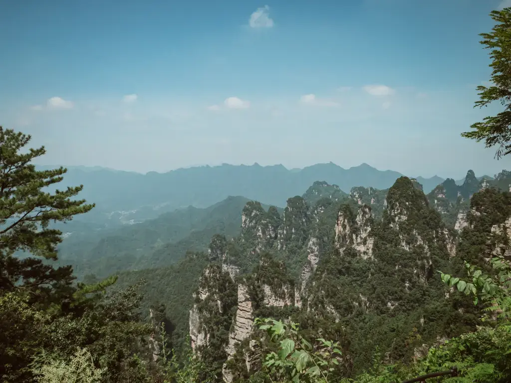 張家界楊家界天波府眺望的石峰群,綠色山林與遠方山巒層層延伸