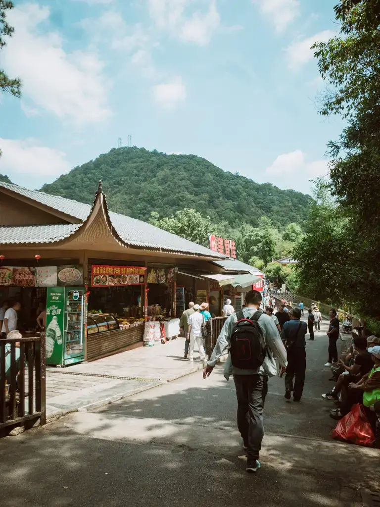 張家界楊家界環保車站下車處周邊的餐飲小吃店家與遊客步道