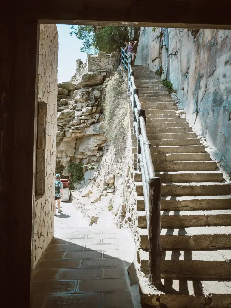烏龍寨景區內穿越石門後的陡峭石階步道