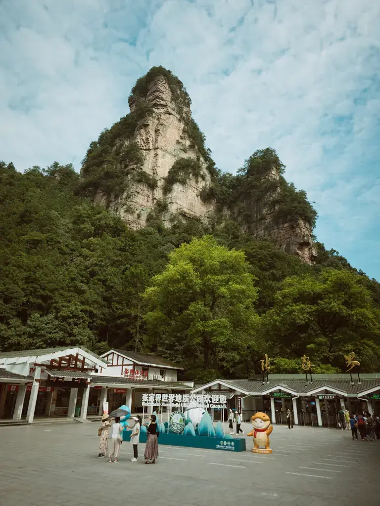 張家界國家森林公園南門(森林公園門票站)入口廣場與背景高聳峰林